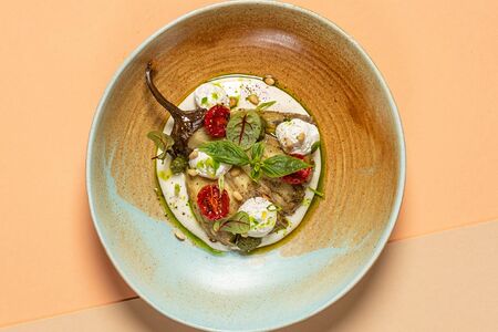 Запеченный баклажан с фондуттой и травами