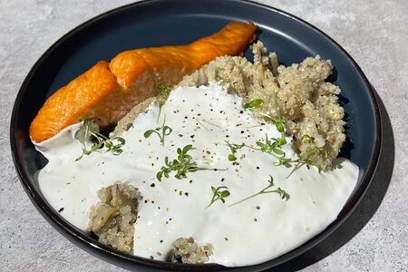 Стейк из лосося с киноа и муссом из пармезана 