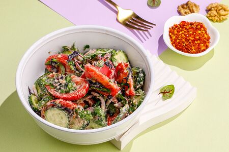 Овощной салат по-грузински с орехами