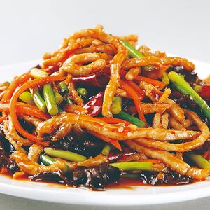 Жареные кусочки свинины в остром соусе