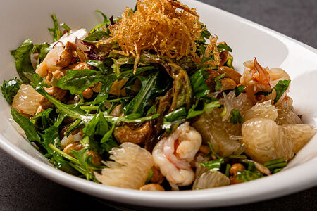 Салат с креветками и помело