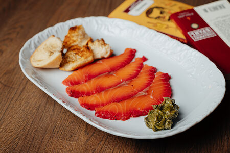 Лосось копченый в свекольной глазури