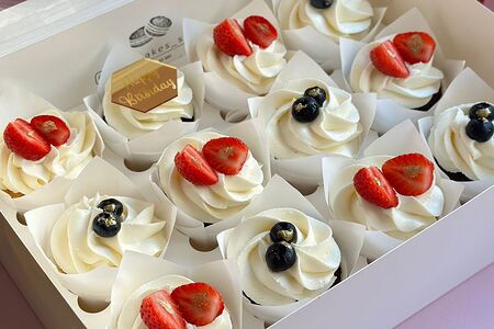 12 капкейков с клубникой и голубикой HB