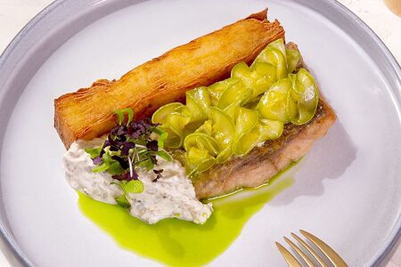 Сазан с хрустящим гратеном и грибной сметаной