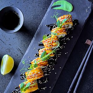 Ролл с сыром Чеддер и угрем