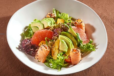 Салат со слабосоленым лососем, цитрусами и авокадо