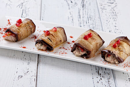 Рулетики из жареных баклажанов