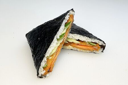 Суши-сэндвич острый с лососем темпура
