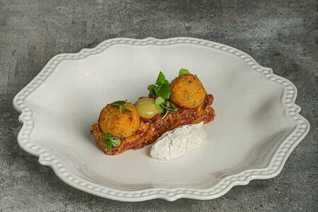 Тартар из говядины с картофельными пончиками