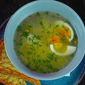 Куриный бульон с яйцом 