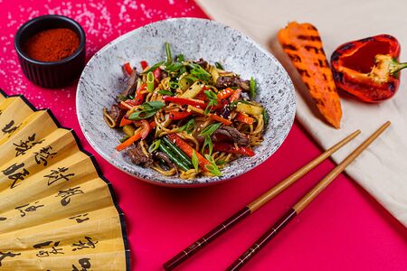 Вок с говядиной и пшеничной лапшой собственного производства