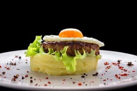 Бифштекс рубленый с яйцом 