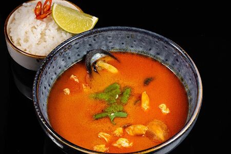 Том ям с морепродуктами