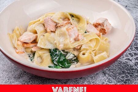 Паста феттуччине с лососем и шпинатом