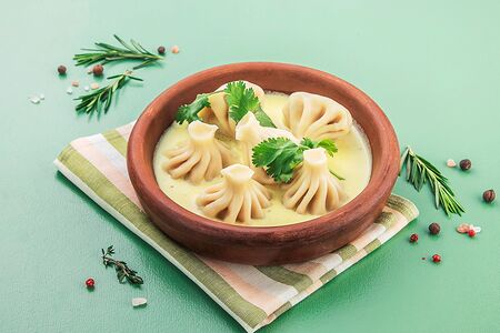 Мини-хинкали с курицей в соусе чкмерули