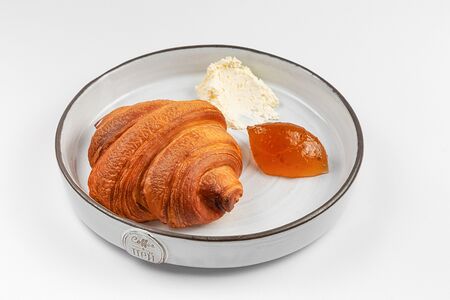 Круассан с джемом и сливочным маслом