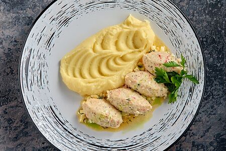 Кнели из щуки с крабом, картофельным пюре и соусом польским