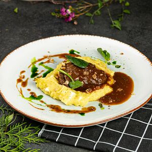 Томленые говяжьи щечки с подкопченным пюре