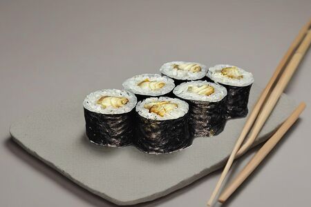 Маки с угрём