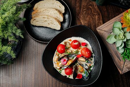 Рапаны с мидиями в сливочном соусе