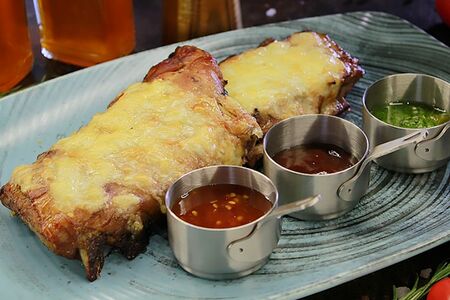 Свиные ребра с моцареллой