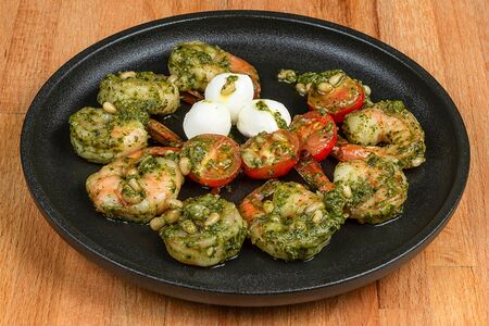 Креветки в песто с черри и мини моцареллой