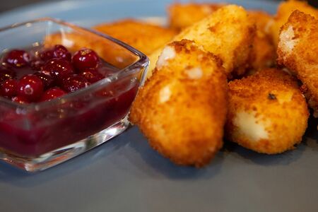 Жареный сыр с вареньем из хурмы