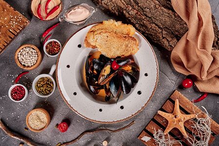 Мидии в створках в остром том ям соусе