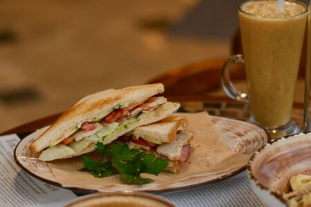 Сэндвич с курицей и беконом острый