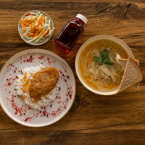 Ланч с рыбной котлетой и куриным бульоном 