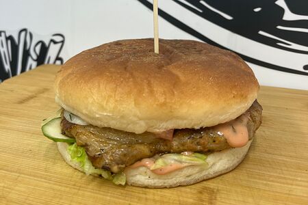 Бургер со cвинoй шеи