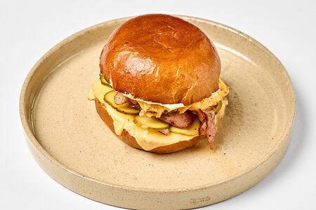 Булочка с беконом и колбасой