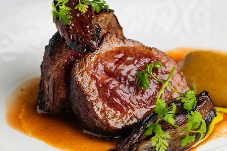 Филе-миньон с кремом из цветной капусты и луком конфи