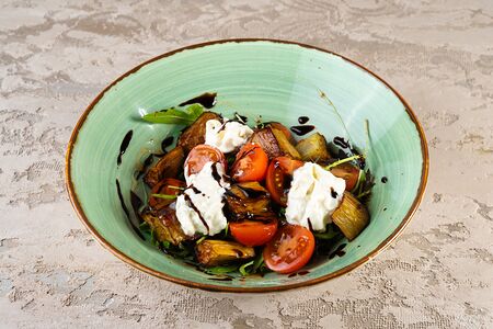 Салат с баклажаном и страчателлой