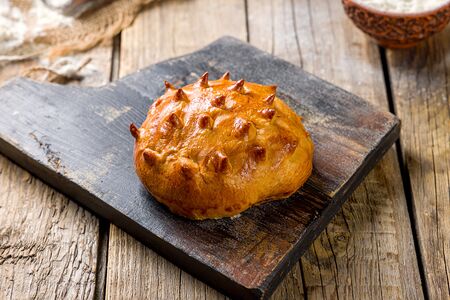 Булочка со свежими яблоками