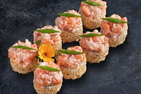 Ролл с лососем и креветкой