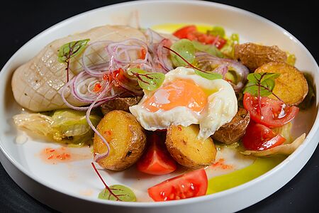 Салат с кальмаром и яйцом пашот