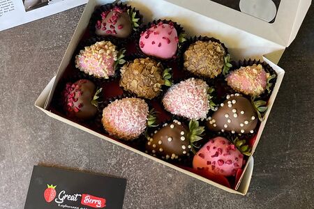 Набор клубники в шоколаде 12 ягод