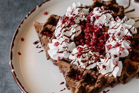 Брюссельская вафля с Нутеллой и малиной