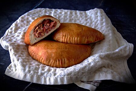 Закрытая пицца с колбасой