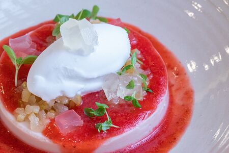 Клубничная панна-котта с желе из игристого