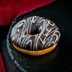 Донат с шоколадной начинкой