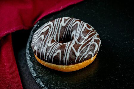 Донат с шоколадной начинкой