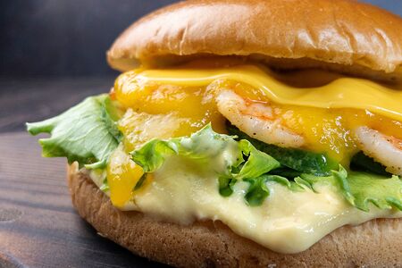 С тигровой креветкой и соусом из манго