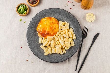 Свинина с томатами под сыром и макароны