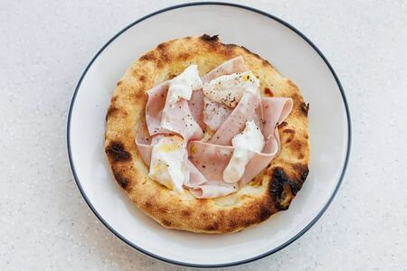 Пицца на одного, мортаделла, страчателла и пармезан