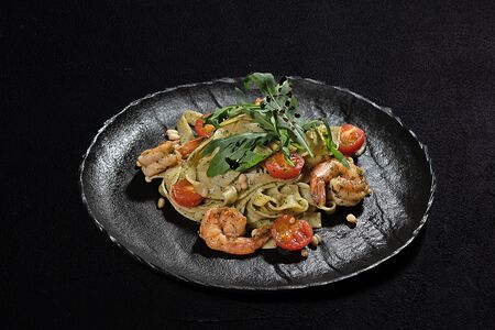 Тальятелле с соусом Песто, креветками и томатами