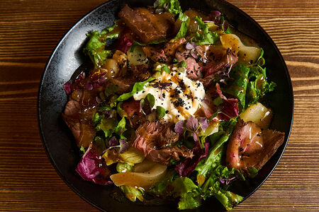 С ростбифом, грушей и сливочной страчателлой