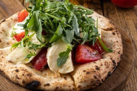 Фокачча с моцареллой, помидорами и руколой