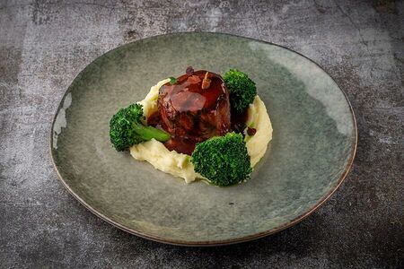 Филе миньон с демиглас и брокколи